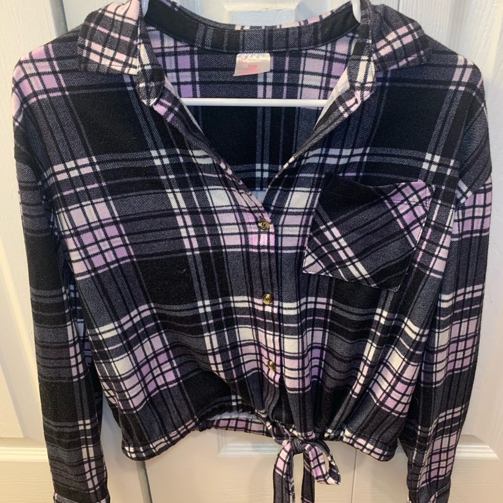 No Boundaries Size Small Light Purple, Black, and White Plaid Cropped Flannel